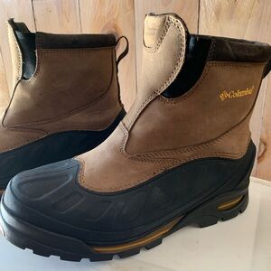 Men’s Columbia pull on boots. Size 9
